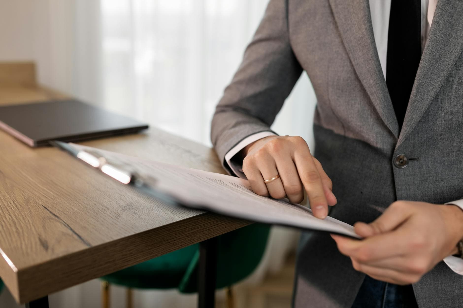 Déménageur professionnel vérifiant un contrat de devis avec un client