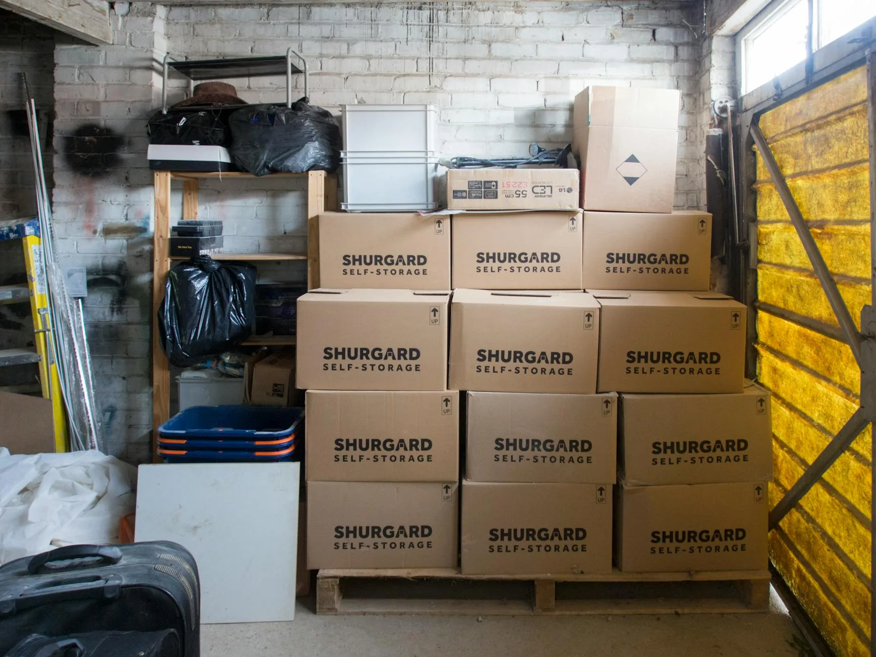 Cartons étiquetés prêts à être stockés dans un box à l'arrivée d'un déménagement longue distance