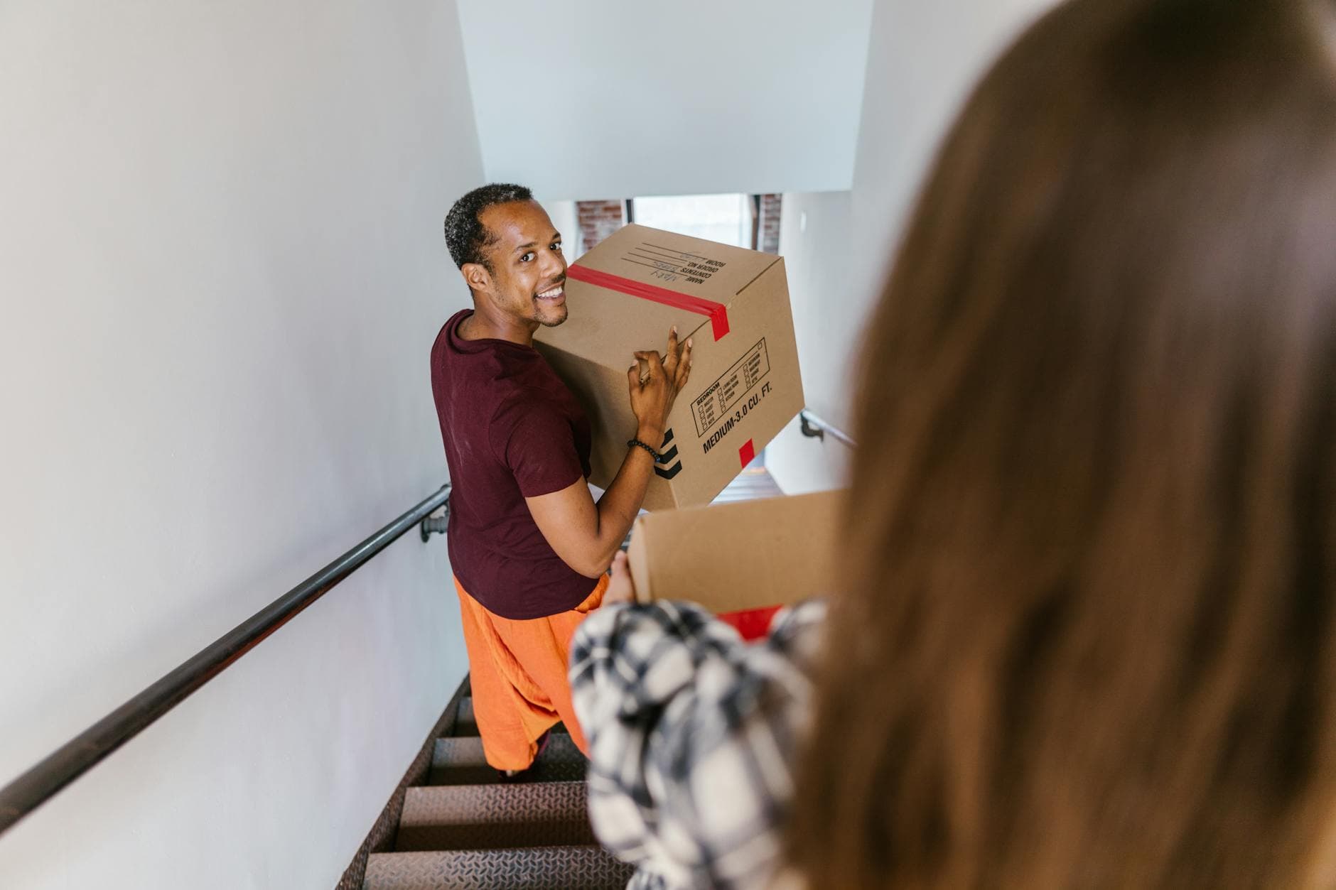 Déménageurs portant des cartons dans un appartement messin